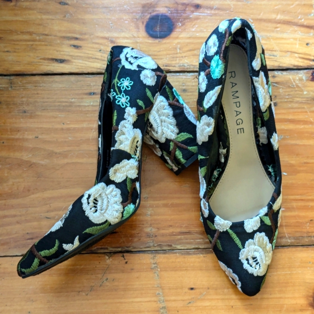 Elegant pumps with floral embroidery